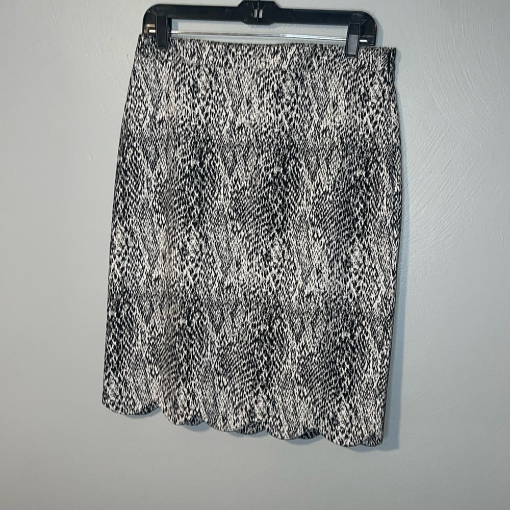 🆕 nwt scalloped hem skirt black and white